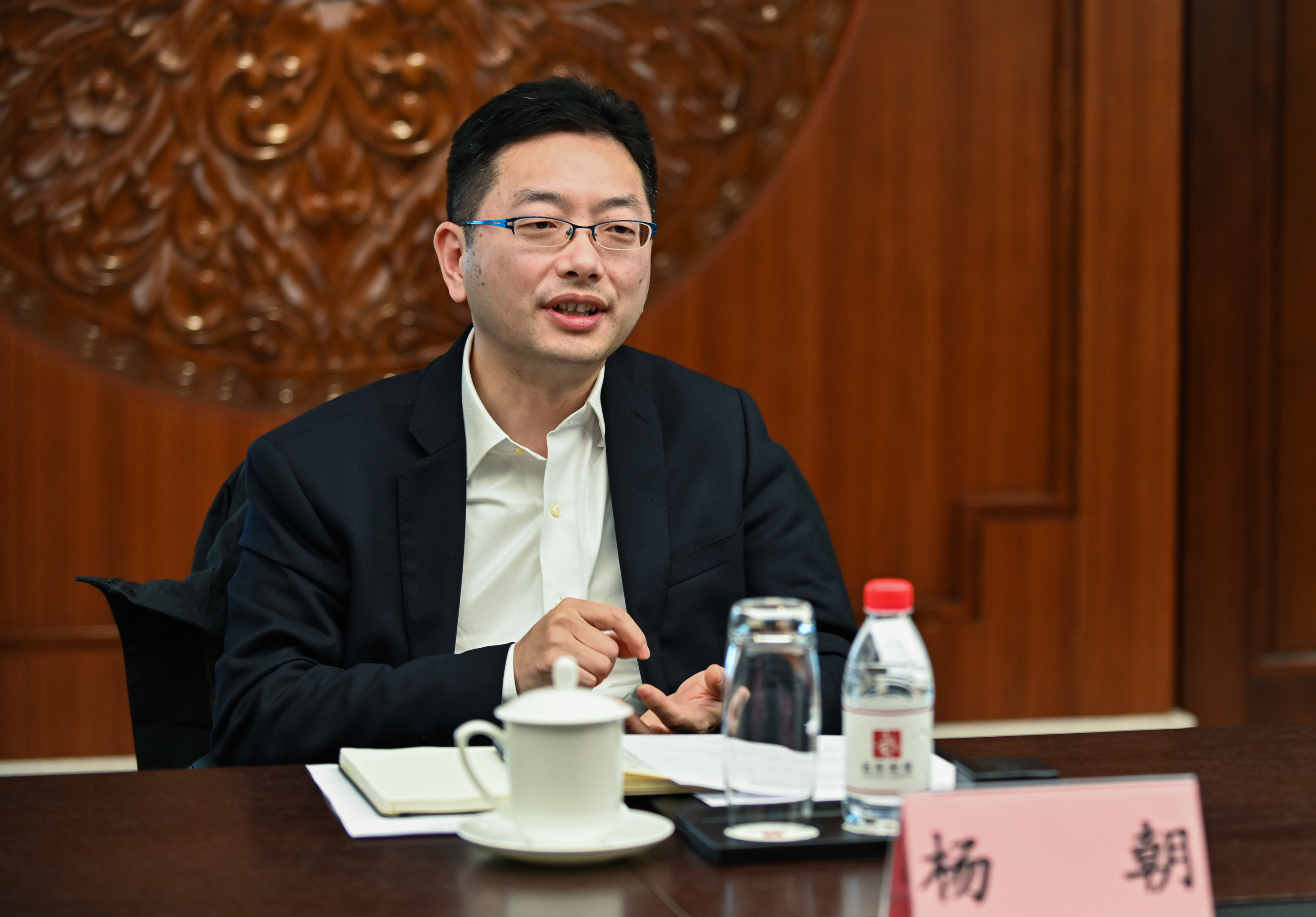 杨朝副区长在会谈上发表讲话会谈上,杨朝副区长表示,浦东开发开放30